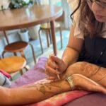 ヘナで描くアート「メヘンディ」