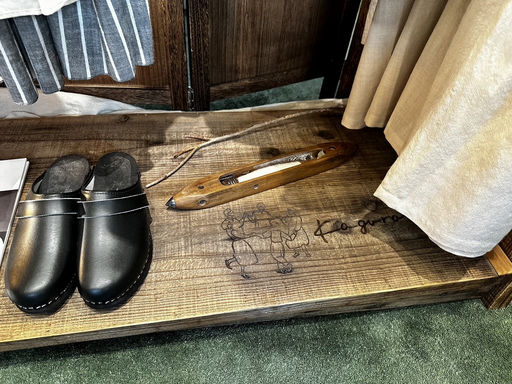 カグラネ店内(遠州織物のシャトル)